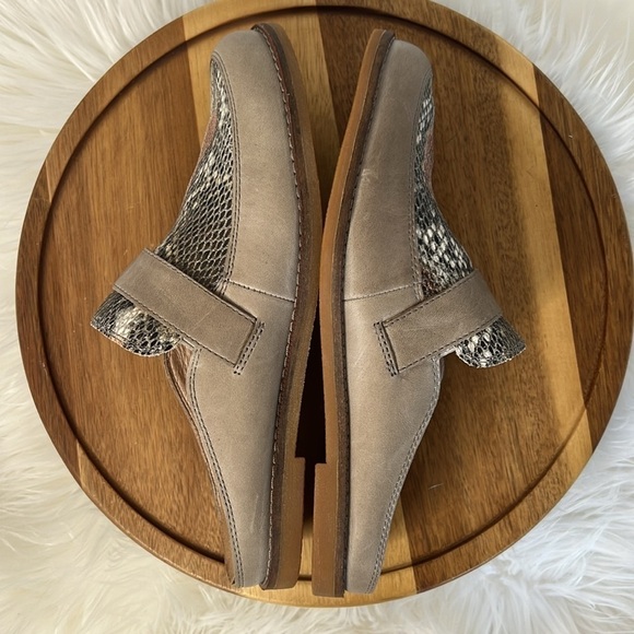 TAOS Footwear Taupe Snakeskin Royal Slider Mule New Size  8 - Picture 6 of 10